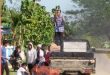 Aksi Unjukrasa warga Desa Sidamangura Kecamatan Kusambi Kabupaten Muna Barat Sulawesi Tenggara, terkait dugaan penyalagunaan dana desa oleh kepala desa. FOTO : ODEK