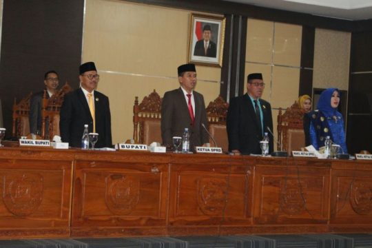 Ketua DPRD Konsel Irham Kalenggo Bersama Bupati Konsel H Surunudin Dangga, Wakil Bupati DR H Arsalim Arifin Dan Wakil Ketua I Hapsir Jaya Serta Wakil Ketua II Nadira, SH. FOTO : MAHIDIN