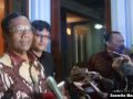 Menteri Koordinator Politik, Hukum, dan Keamanan Mahfud MD di kantor Kemenko Polhukam, Jakarta, Kamis, 16 Januari 2020. (Foto: Sasmito Madrim/VOA)