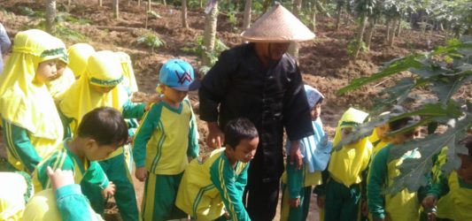Putra-putri KB Al-Azhar Merasakan Asiknya Berkebun