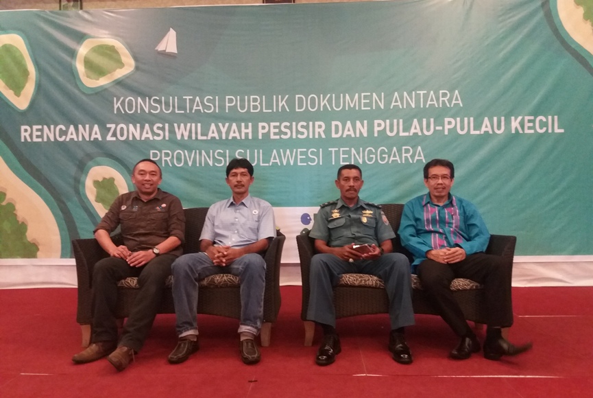 Kepala Dinas kelautan dan perikanan Prov. Sultra Ir. Askabul Kijo saat menjadi pembicara terkait zonasi kelautan di salah satu hotel di kendari. FOTO : LM FAISAL