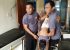 Tampak Kapolsek Iptu Suis Mail (kiri) bersama anggotanya melakukan pertolongan dengan kaki korban diatas kepala dibawah agar air dalam perut korban bisa keluar. FOTO : SUDIRMAN