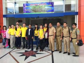 11 okter asal taiwan di dampingi para medis di RSUD Anwar Makatutu Bantaeng sebelum menggelar operasi bibir sumbing. FOTO : SYAMSUDDIN
