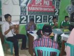Panitia seleksi calon Bupati di sekretariat DPC PKB saat menggelar dioa bersama usai melakukan pendaftaran calon. FOTO : SYAMSUDDIN