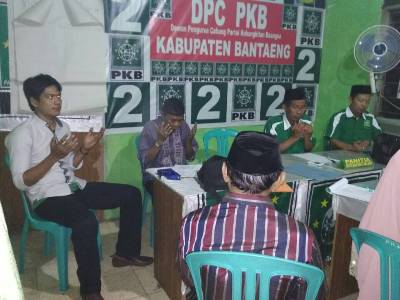 Panitia seleksi calon Bupati di sekretariat DPC PKB saat menggelar dioa bersama usai melakukan pendaftaran calon. FOTO : SYAMSUDDIN