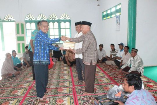 Anggota DPD RI Abdul Jabar Toba saat menggelar reses di Sultra dan menyalurkan bantuan rumah ibadah. FOTO : LM FASAL