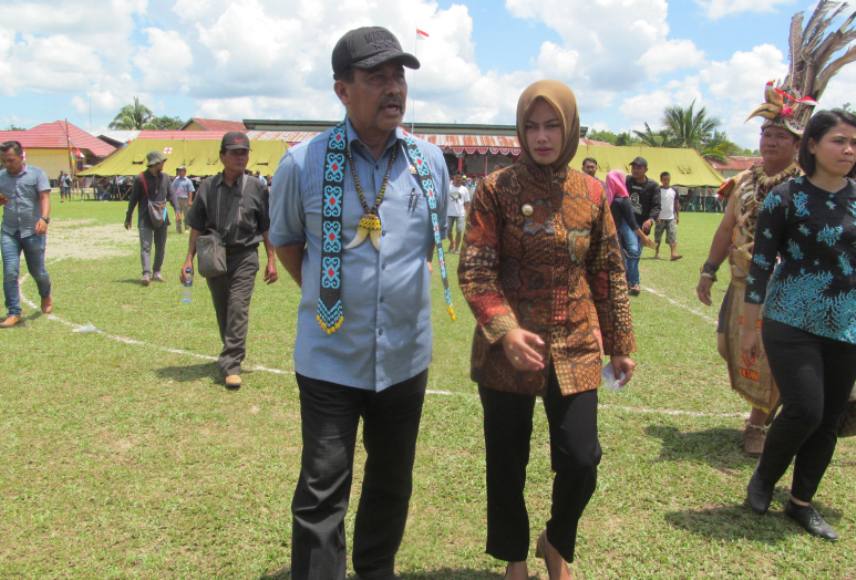 Wakil ketua DPD RI , Nono Sampono dan Bupati Kabupaten Nunukan, Asmi Laura Hafid, usai melakukan tatap muka dengan para kepala desa dan warga di desa Mansalong. FOTO : MA