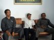 Anggota DPRD Bantaeng menyanyangkan atas tindakan warga yang menanam pohon pisang di atas badan jalan. FOTO : SYAMSUDDIN