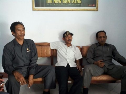 Anggota DPRD Bantaeng menyanyangkan atas tindakan warga yang menanam pohon pisang di atas badan jalan. FOTO : SYAMSUDDIN