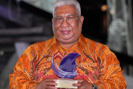 Gubernur Ali Mazi