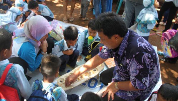 Sekda Jepara Bermain Dakon