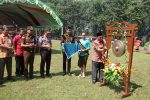 Bupati Jepara Ahmad Marzuqi memukul gong pertanda dicanangkannya BBGR tahun 2017. FOTO ; DSW