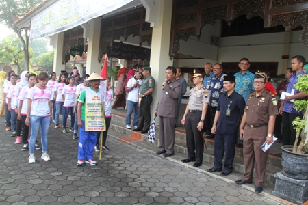 Kakek Ini Keliling Jawa Kampanyekan  Perangi Narkoba