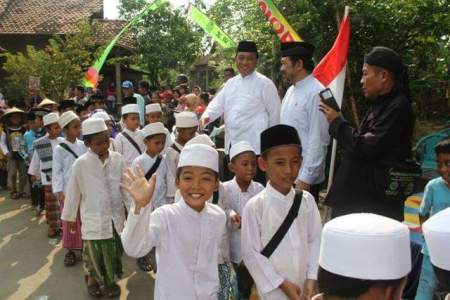 Khoul Mbah Kopek Sentono Dimeriahkan Kirab Budaya dari sejumlah santri di Jepara. FOTO : DSW