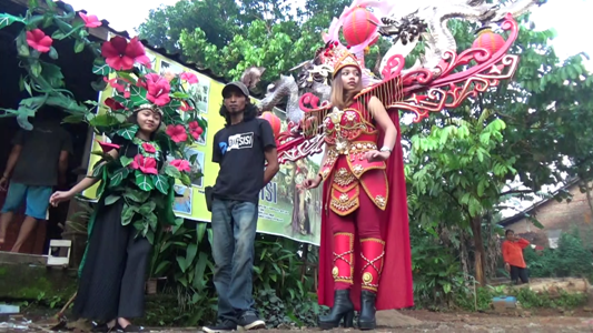Yaa&hellip;inilah salah satu costum peserta dari Jepara, Jawa Tengah. Dengan tema Lampion Naga costum ini bakal turut andil memeriahkan Semarang Night Carnival 2017. FOTO : DSW