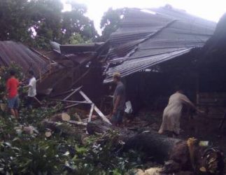 Salah satu rumah warga yang rusak berat akibat terjangan angin Puting Beliung. FOTO : DSW