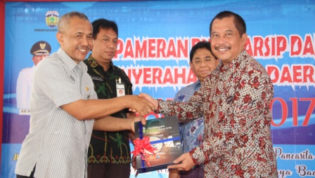 Anri Serahkan Buku Citra Daerah Ke Pemkab Jepara