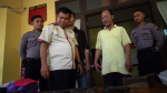 Kakek dan pemuda ini (diborgol) di bekuk Polisi setelah mengaku dukun. FOTO ; DSW