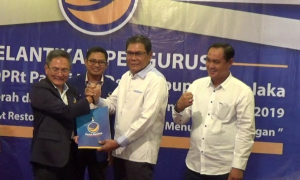 Ketua DPW Nasdem Sultra H. Tony Herbiansyah saat menyerahkan dukungan partai kepada pasangan calom Bupati Kolaka Ahmad Syafei dan Jayadin. FOTO : ASDAR LANTORO