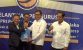 Ketua DPW Nasdem Sultra H. Tony Herbiansyah saat menyerahkan dukungan partai kepada pasangan calom Bupati Kolaka Ahmad Syafei dan Jayadin. FOTO : ASDAR LANTORO