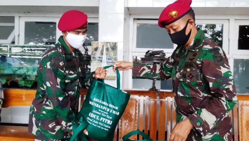 Danmenbanpur 2 Marinir Bagi 1.850 Paket Sembako ke Seluruh Prajuritnya