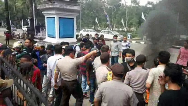 Tuntut Ingin Ditemui Anggota Dewan Unjukrasa Berakhir Ricuh