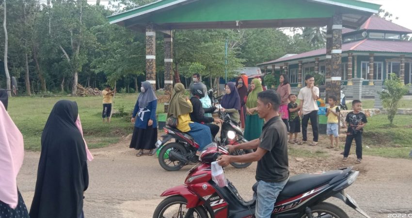 Majelis Taklim dan Remaja Masjid Nurul Iman Wawosanggula – Puriala Bagikan Takjil pada Masyarakat