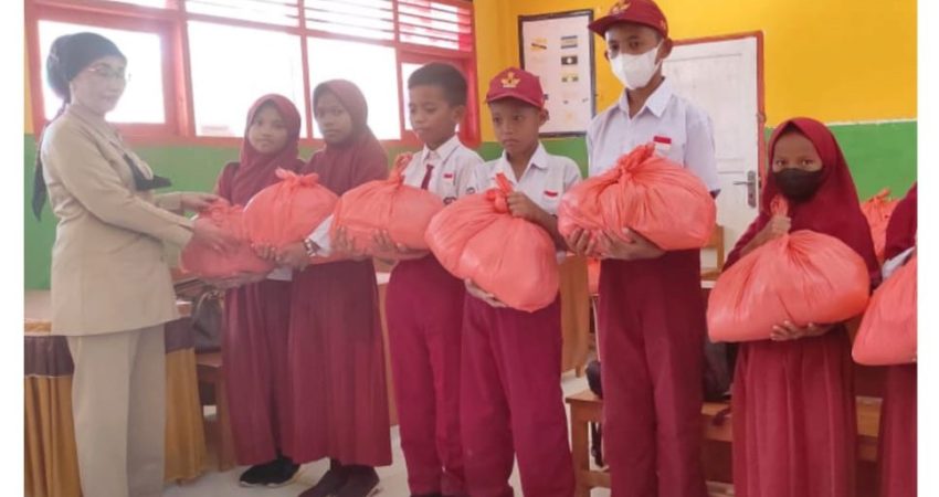 SDN 53 Kendari Bagikan Paket Sembako pada Murid dan Guru Honorer