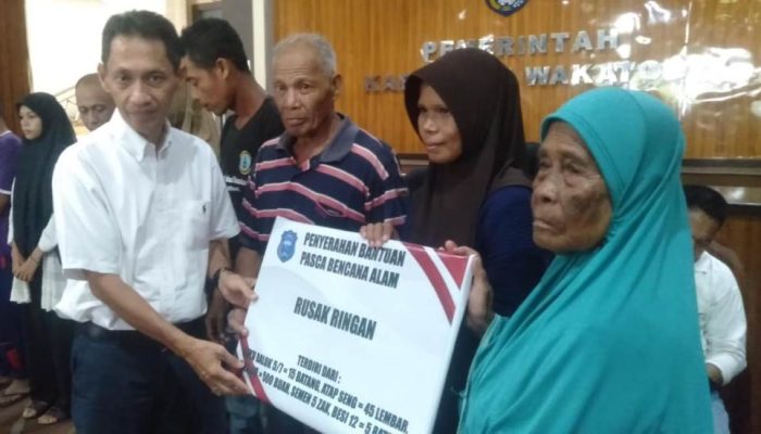Dinas Perumahan Wakatobi Salurkan Bantuan Pada Warga Korban Angin Kencang
