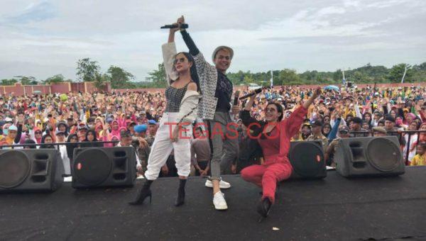 Duo Biduan Hibur Ribuan Millenial Konsel ﻿