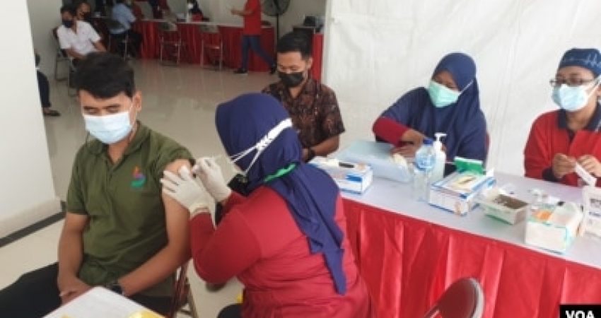 Ilustrasi, proses vaksinasi COVID-19 di RSUD dr. Soewandi Surabaya (foto Petrus Riski/VOA).