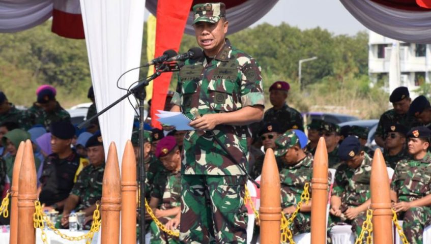 ﻿Pangkoarmada II Memimpin Penanaman 68.300 Bibit Mangrove di Surabaya
