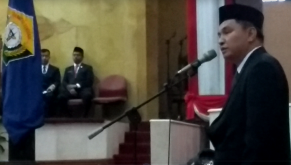 Kado Paripurna, Endang SA, Ucapkan Selamat Ulang Tahun kepada Ali Mazi