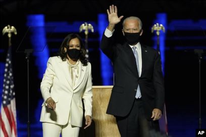 Presiden terpilih Joe Biden, kanan, di atas panggung bersama Wakil Presiden terpilih Kamala Harris, kiri, Sabtu, 7 November 2020, di Wilmington, Delaware. (Foto: AP/Andrew Harnik)