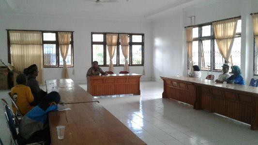 Anak jalanan, pengemis serta pedagang asongan yang diamankan Dinsos kota kendari saat diberikan pengarahan untuk tidak kembali ke aktifitasnya di kantor Dinsos. FOTO : FA