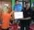 Direktur RSUD Kota kendari dr. Asrida saat menyerahkan bantuan untuk korban banjir kepada kepala BPBD Kota Kendari Sumrdin. FOTO ; FA