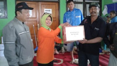 Kepala RSUD Kota kendari dr asrinda didampingi Sekda Kota kendari Dr. Alamsyan Lotunani saat menyerahkan bantuan kepada korban banjir melalui kepala BPBD Kota kendari Suhardin. FOTO : FA
