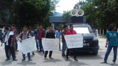 Belasan Mahasiswa menggelar aksi unjuk rasa di Mapolda Sultra. FOTO : FA