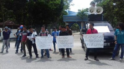 Aksi demonstrasi di Mapolda Sultra oleh KMW. FOTO : FA