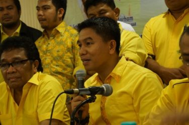 Ridwan Bae dan Irham Kalenggo saat menggelar Konfrensi Pers di salah satu hotel di Kota Kendari, setelah menggelar Rapimdasus FOTO : FA