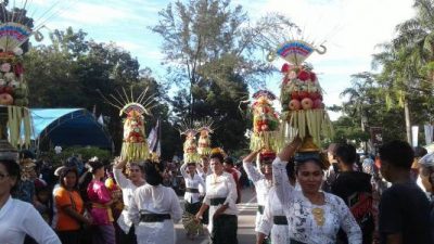 Junjung buah salah satu budaya dari masyarakat bali yang ada di kota kendari turut memeriahkan HUT Kota kendari ke 186 dengan ikut dalam karnaval budaya. FOTO : FA