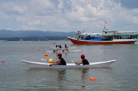 Para peserta lomba dayung tradisional, saat berada di garis start, FOTO : FA