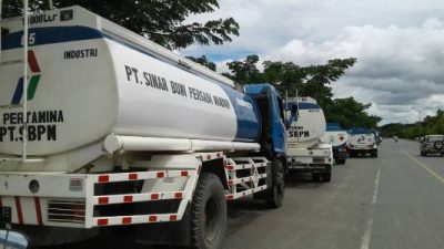 Sopir Mobil angkutan BBM jenis Solar gelak aksi mogok di jalan By pass Kendari. FOTO : FA
