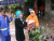 Hj Normadia Mansur Masie Abunawas memberikan bantuan makanan dan minum kepada korban banjir di kelurahan Kampung salo. FOTO : FA