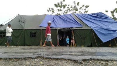 Posko pengungsian bagi korban banjir yang di dirikan di bantaran kali wanggu. FOTO : FA