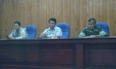 Sekot Kendari Dr. Alamsyan Lotunani saat memimpin rapat penanganan bencana banjir. FOTO : FA