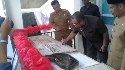 Dr Ir H Asrun, Walikota Kendari saat menandatangani prasasti peresmian Puskesmas Kadia, diwakili H Musaddar Mappasomba Wakil Walikota Kendari. FOTO : FA