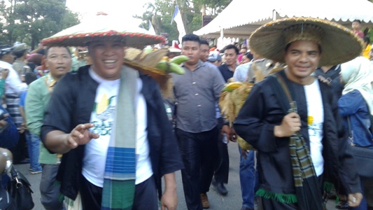 Bupati dan Wakil Bupati Konut turun langsung memimpin Sultra Tenun Karnaval 2017, dengan mengendong dipundaknya keranjang yang berisi hasil pertanian masyarakat Konut,(24/4)