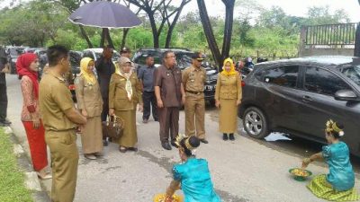 walikota kendari . H Asrun saat di jemput dengan tari mondotambe di sela-sela kunjungannya di Puskesmas Kadia. FOTO : FA