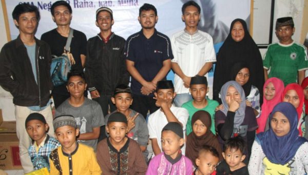 Peringati HUT-35 SMAN 2 Raha, Alumni Wilayah Makassar Lakukan Kegiatan Amal